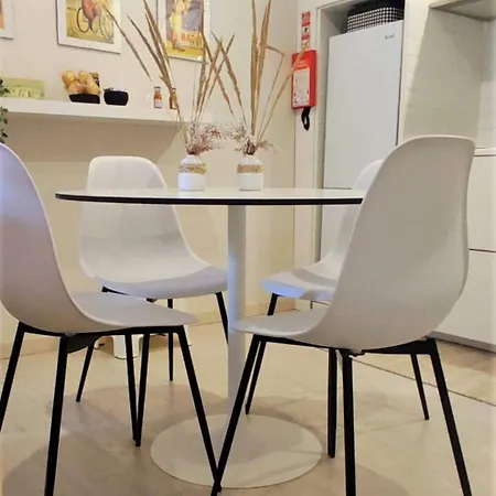 Naty With Terrace Lägenhet